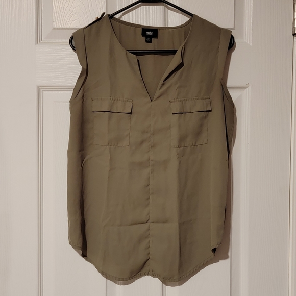 Green split neck tank - Picture 1 of 3